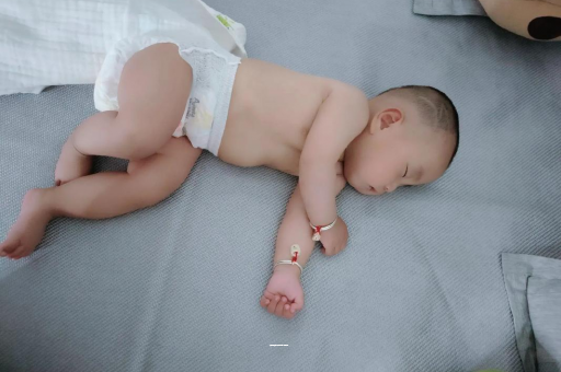 马鞍山宝宝拉屎有黑色颗粒